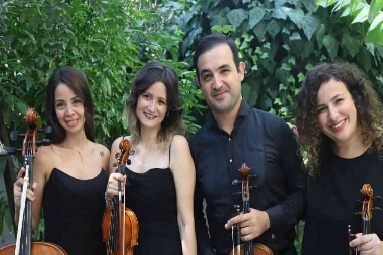 İzmir Ekonomi’den yeni yıla özel program haberinin görseli