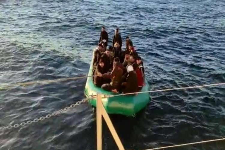 İzmir’de 76 göçmen kurtarıldı haberinin görseli