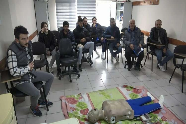 Arkadaşlarının dili boğazına kaçmıştı, o futbol takımına ilkyardım eğitimi haberinin görseli