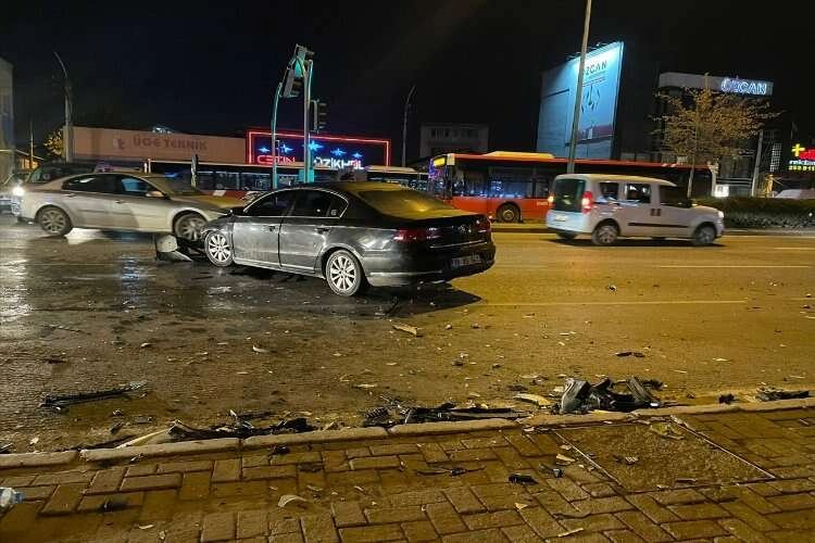 İzmir'de kaza yapan araçlardan biri eğlence mekanının girişine çarptı, 5 kişi yaralandı haberinin görseli