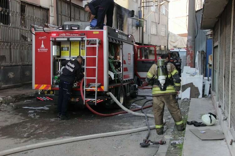 İzmir'de sünger atölyesinde korkutan yangın haberinin görseli
