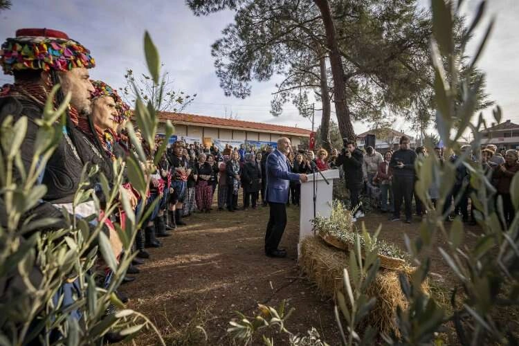 Başkan Soyer “Zeytine Sadakat Buluşması”na katıldı haberinin görseli