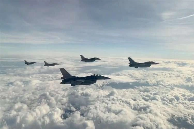 NATO'nun Ege'deki eğitim görevini engellemeye çalışan Yunan uçaklarına Türk jetleri karşılık verdi haberinin görseli