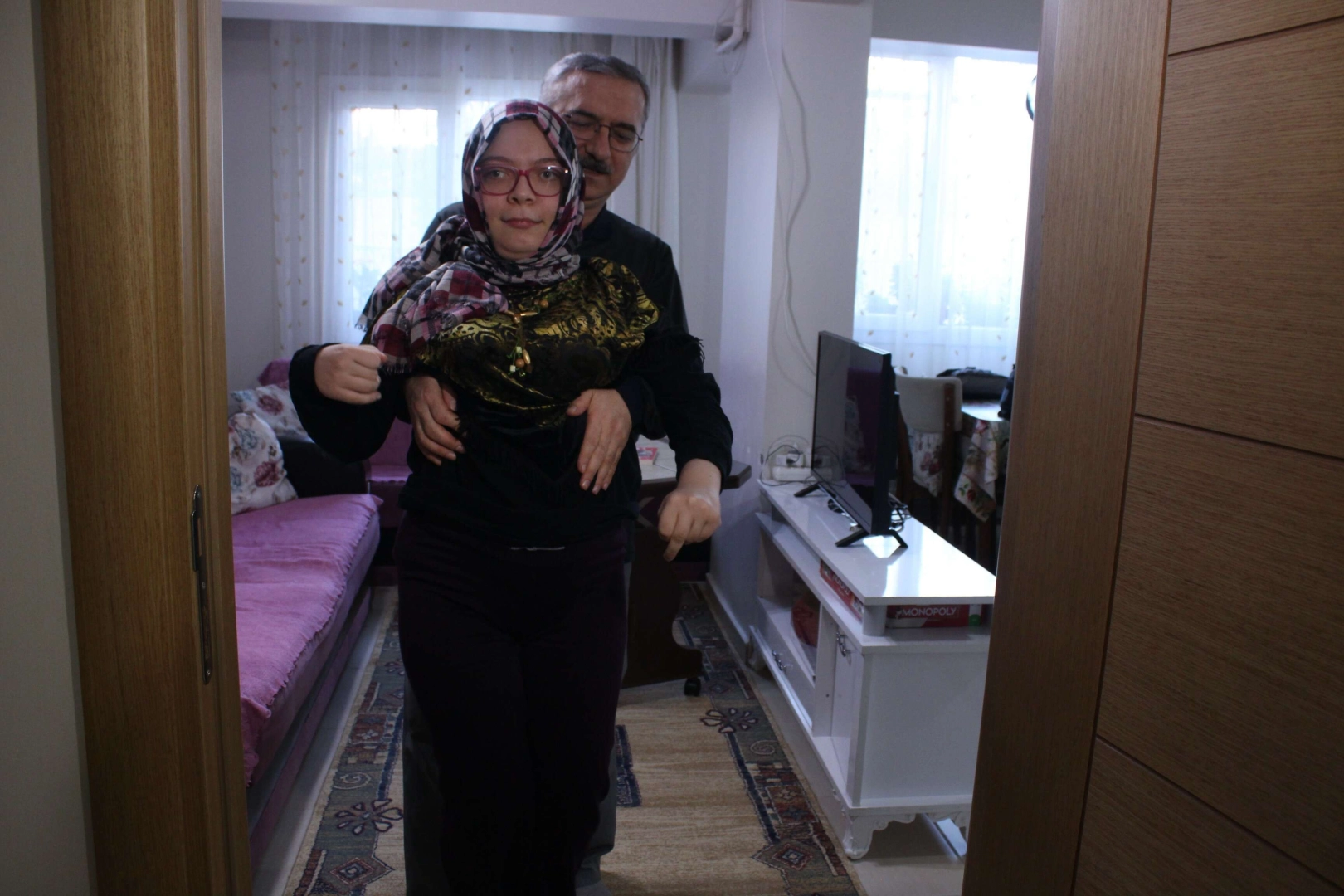 Tek parmağı ile hayata tutundu