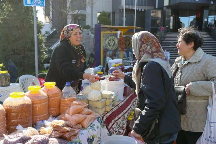 Kadınların emekleri rengarenk tezgahlarda haberinin görseli