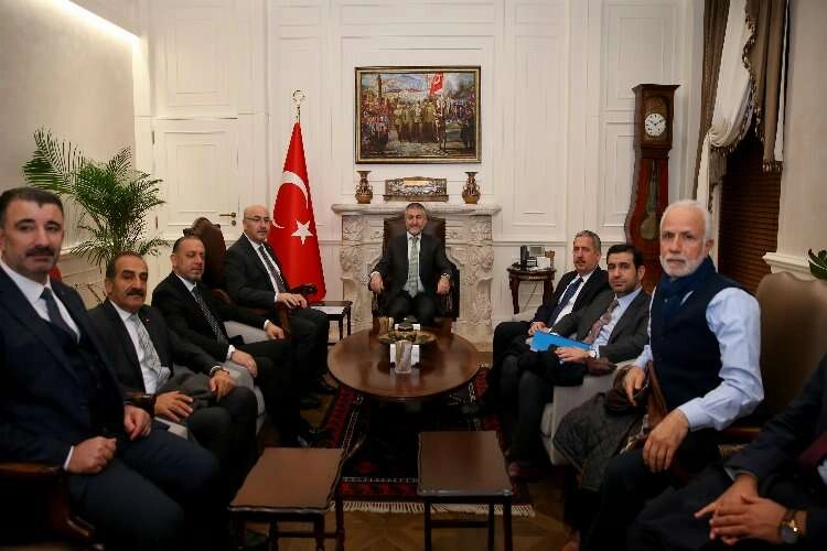 Bakan Nebati, İzmir İktisat Kongresi’nin 100. yılına özel ışık gösterisini izledi haberinin görseli