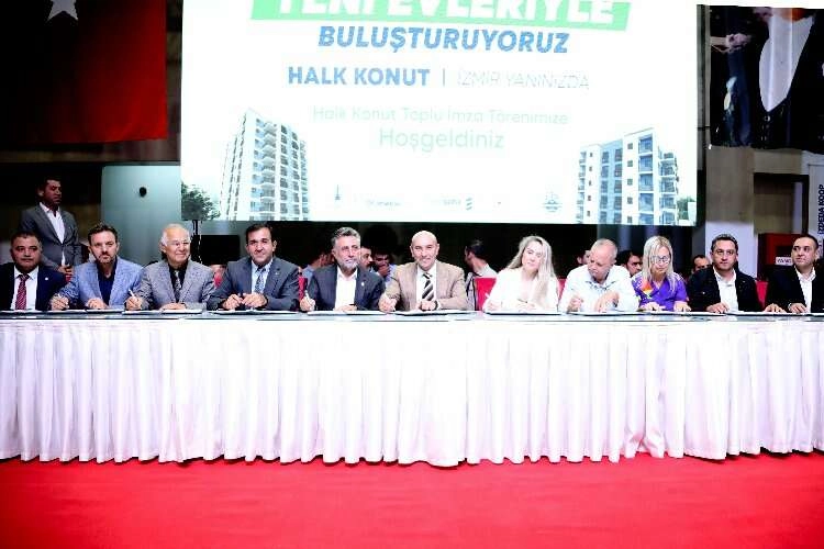 Bayraklı’da Halk Konut Bilgilendirme Ofisi yüzleri güldürdü haberinin görseli