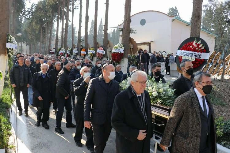 EİB Koordinatör Başkanı Eskinazi'nin annesi toprağa verildi haberinin görseli