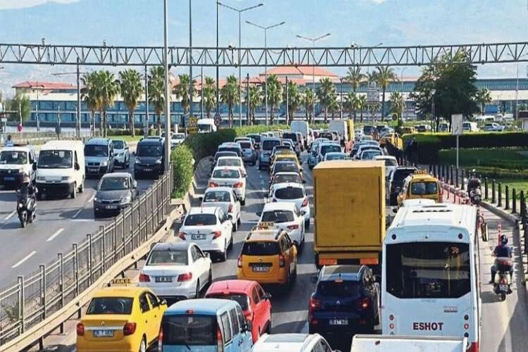 İzmir'de trafiğe kayıtlı araç sayısı 1 milyon 641 bin 607 oldu haberinin görseli