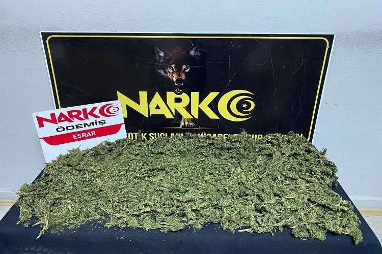 Uyuşturucu tacirleri otomobilde esrarla yakalandı haberinin görseli