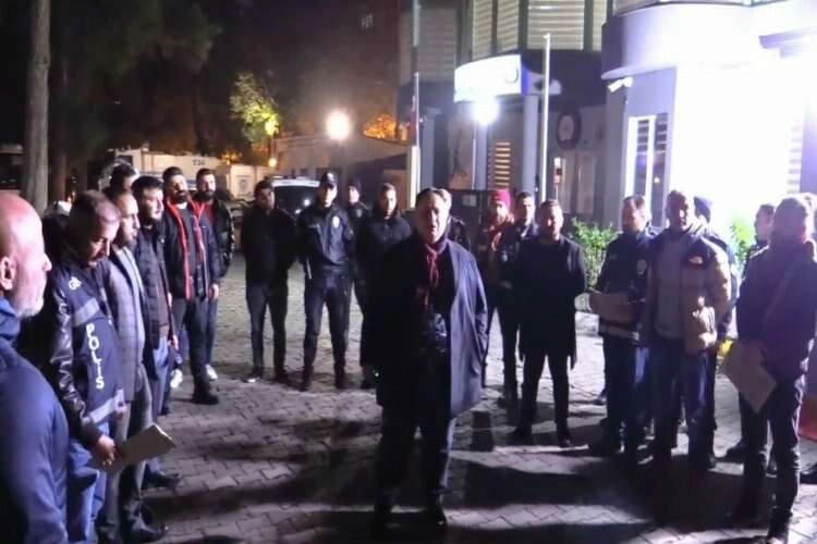 İzmir'de şok evlerine polis baskını: 91 kaçak göçmen ve 5 organizatör yakalandı haberinin görseli
