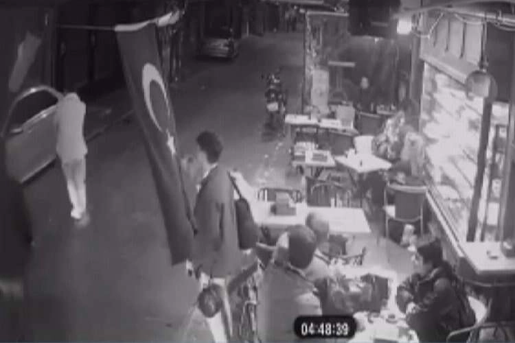 Sarmaş dolaş yürüdüler daha sonra bıçak ve silahla kavga ettiler haberinin görseli