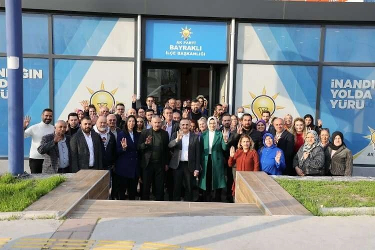AK Partili Sürekli’den Konak ve Bayraklı çıkarması haberinin görseli