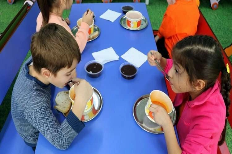 MEB, Şura kararlarındaki 'ücretsiz öğle yemeği' tavsiyesini uygulamaya geçiriyor haberinin görseli