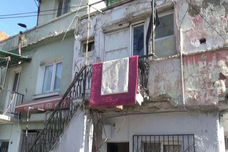 İzmir'de çöken balkondan düşen 1 kişi yaralandı haberinin görseli