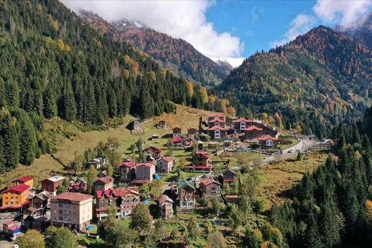 Bakanı Kurum'dan Ayder Yaylası açıklaması: Ayder'imizin güzelliğini bozan yapıları kaldırıyoruz haberinin görseli