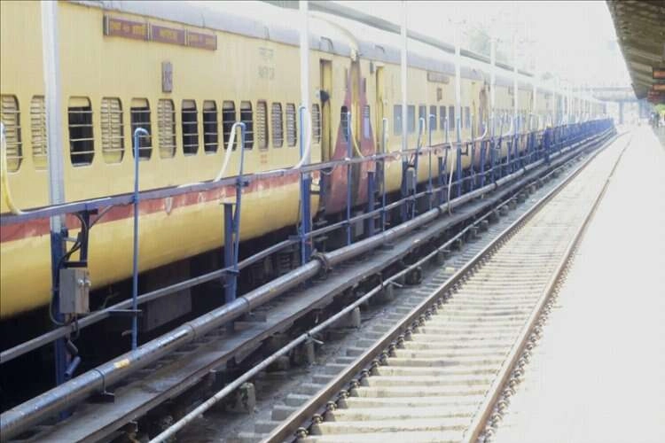 Hindistan’da işe alınacakları vaadiyle kandırılan 28 kişi 1 ay boyunca tren saydı haberinin görseli
