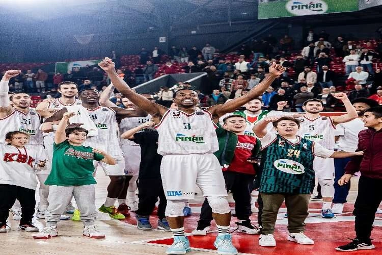 Pınar Karşıyaka, zirveye oynuyor haberinin görseli