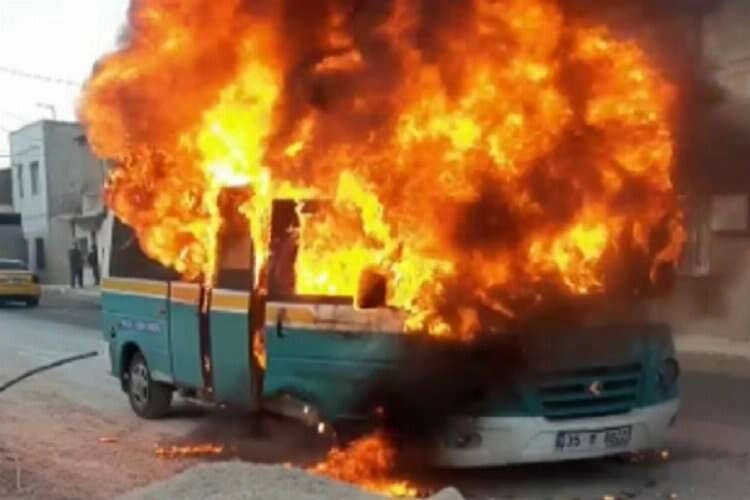 İzmir'de yolcu minibüsü alev alev yandı haberinin görseli
