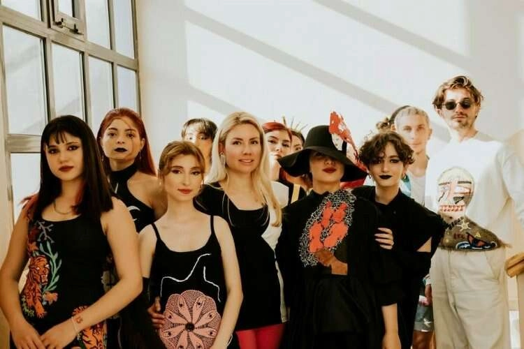 “Giyilebilir Sanat” sergisi görücüye çıktı haberinin görseli