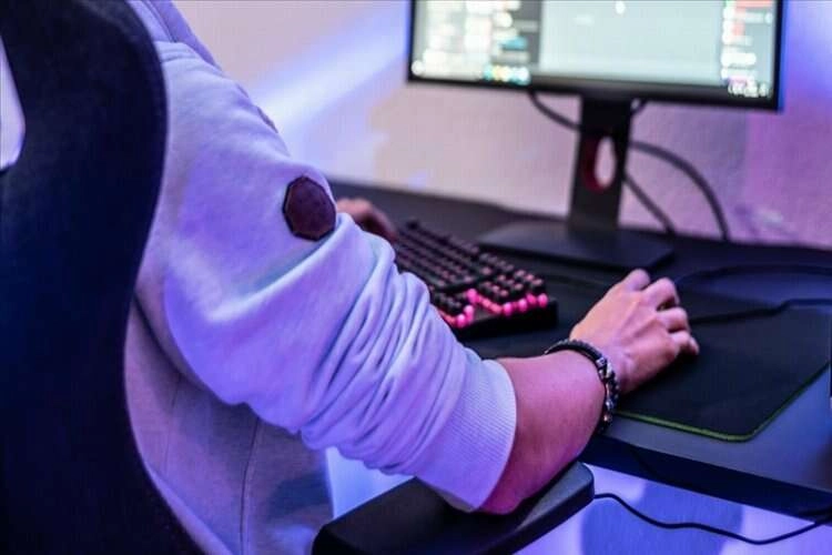 Ofis bilgisayarında 275 saat oyun oynayan Japon çalışana maaş kesintisi haberinin görseli