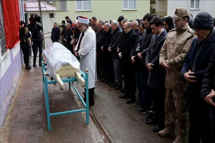 Fransa'da öldürülen Türk gencin cenazesi Trabzon'da toprağa verildi haberinin görseli