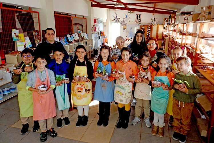 Çeşmeli öğrenciler, 'Tüketen değil, üreten bireyler' olarak yetişiyor haberinin görseli