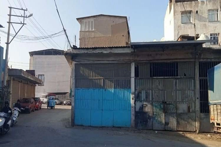 Çatıdan düşen esnaf ölümden döndü, o anlar kamerada haberinin görseli
