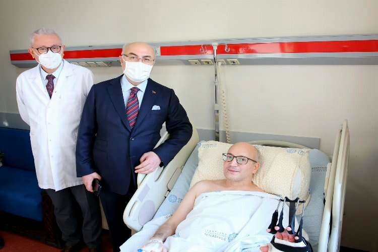 Yaralanan Göztepe taraftarına Vali Köşger’den ziyaret haberinin görseli