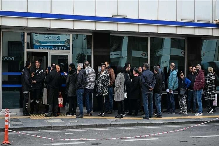 İzmir'de EYT'li vatandaşlar SGK önünde yoğunluk oluşturdu haberinin görseli