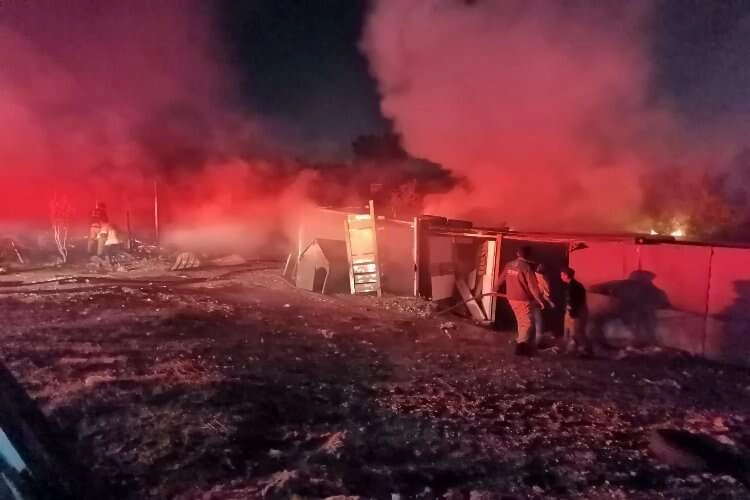 İzmir’de alevler geceyi aydınlattı: Barakalar yangında kullanılamaz hale geldi haberinin görseli