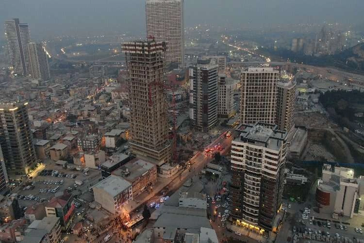 İzmir'de inşaatın kule vinci devrildi: 4 ölü, 2 yaralı haberinin görseli