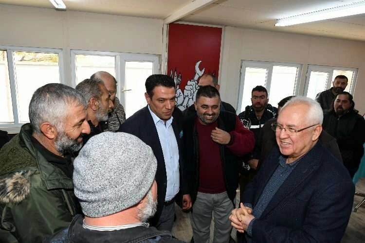 Başkan Selvitopu, işçilerle yeni yılı kutladı haberinin görseli