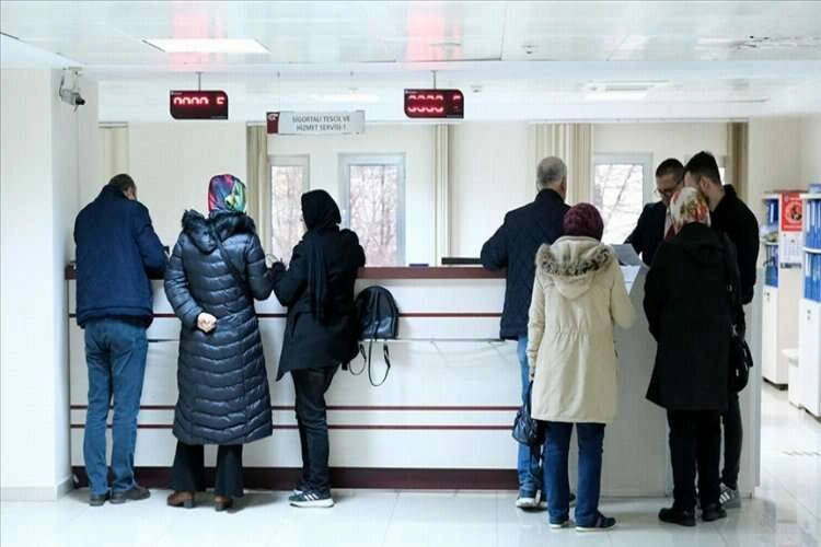 Yılın son gününde SGK merkezlerinde EYT mesaisi haberinin görseli