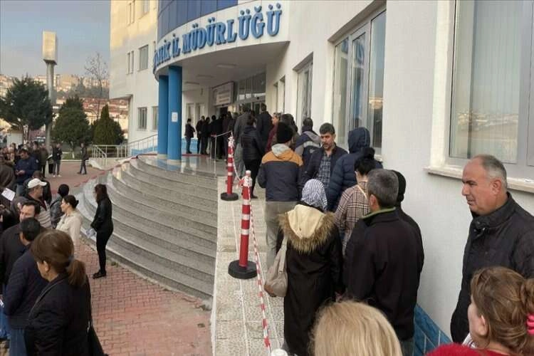 SGK müdürlüklerinde EYT yoğunluğu sürüyor haberinin görseli