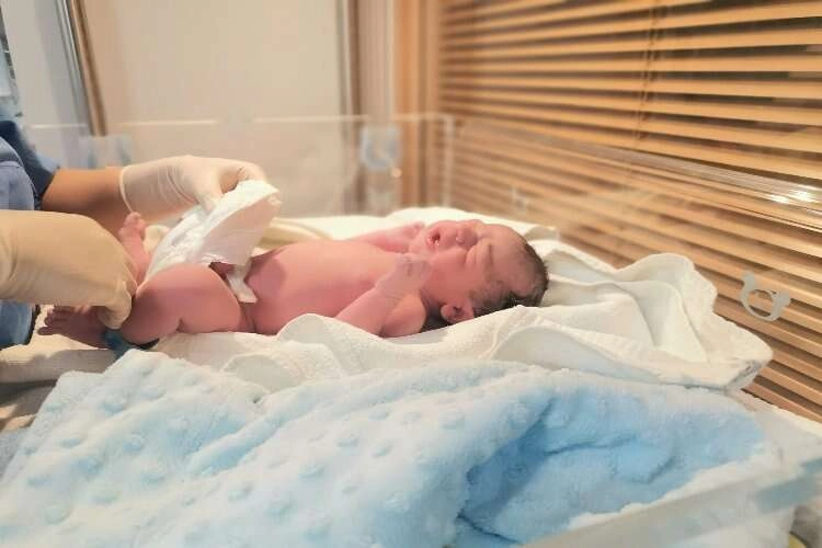İzmir'de yeni yılın ilk bebeği Aras Bulut oldu haberinin görseli
