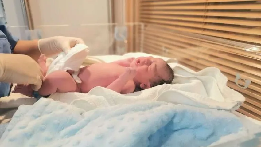 İzmir'de yeni yılın ilk bebeği Aras Bulut oldu haberinin görseli