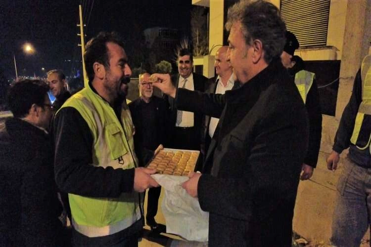 Başkan İduğ’dan işçilere baklava sürprizi haberinin görseli