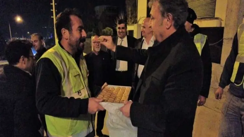 Başkan İduğ’dan işçilere baklava sürprizi