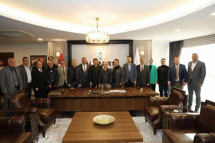 AK Parti İzmir’den oda başkanlarına rozet haberinin görseli