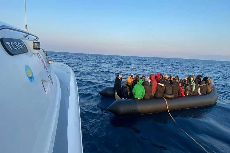 İzmir açıklarında 111 düzensiz göçmen kurtarıldı haberinin görseli