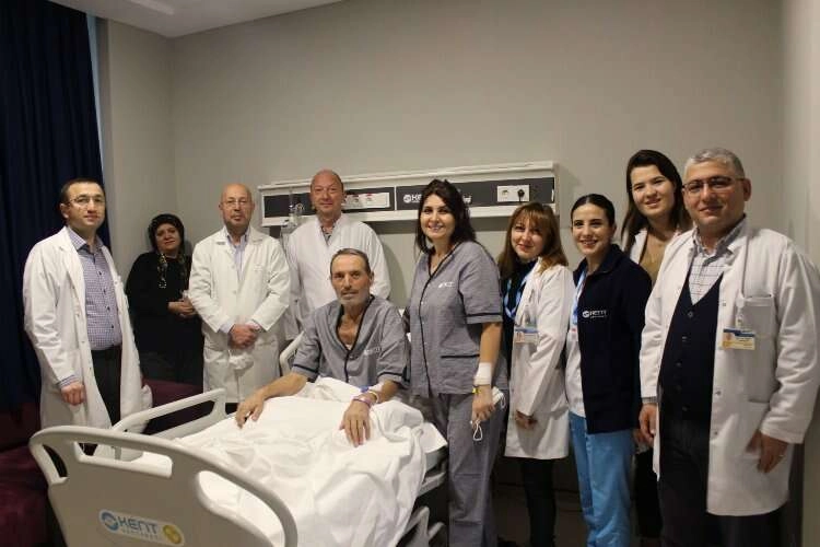 Karaciğer hastası babasına canlı verici oldu haberinin görseli