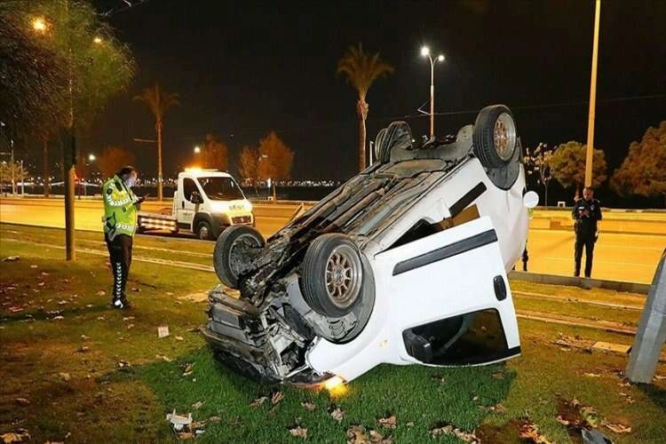 İzmir Konak'ta takla atan aracın sürücüsü olay yerinden kaçtı haberinin görseli