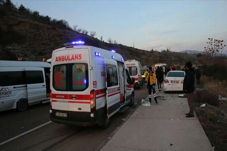 Tokat'ta 6 aracın karıştığı kazada 11 kişi yaralandı haberinin görseli
