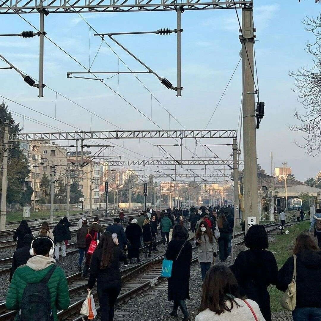 İZBAN arızalandı: Yolcular 'kalasla' tren değiştirdi