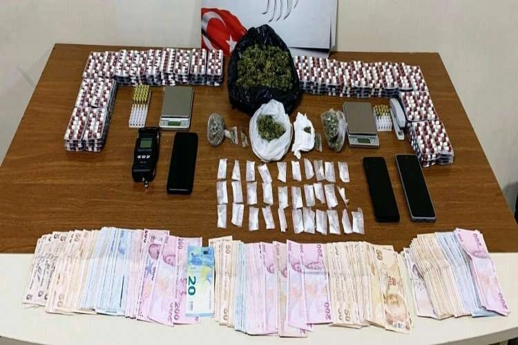 İzmir polisi uyuşturucu tacirlerine göz açtırmıyor haberinin görseli