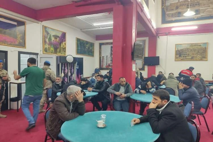 Derneğe baskın: Kumarbazlar kapıyı açmayınca demir kapı kesildi haberinin görseli
