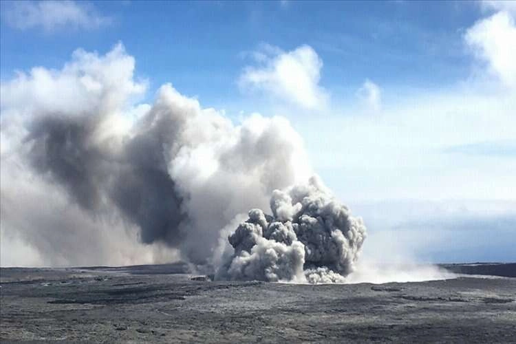 Hawaii'deki Kilauea Yanardağı yeniden faaliyete geçti haberinin görseli