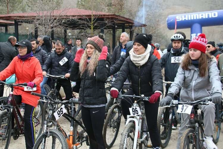 Cumhurbaşkanı Yardımcısı Oktay, 10 Ocak Çalışan Gazeteciler Günü bisiklet sürüş etkinliğine katıldı haberinin görseli