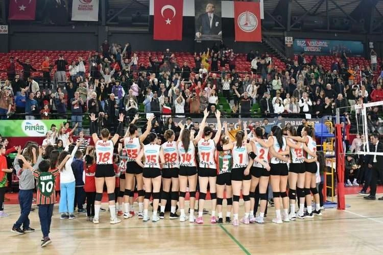 Karşıyaka Voleybol, pes etmedi haberinin görseli